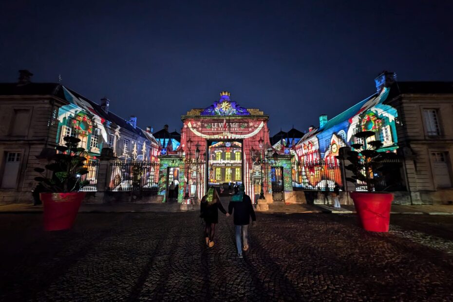Façade de l'Hötel de Ville de Soissons parée du vidéo mapping de Noël réalisé par Ikoï Studio, de nuit