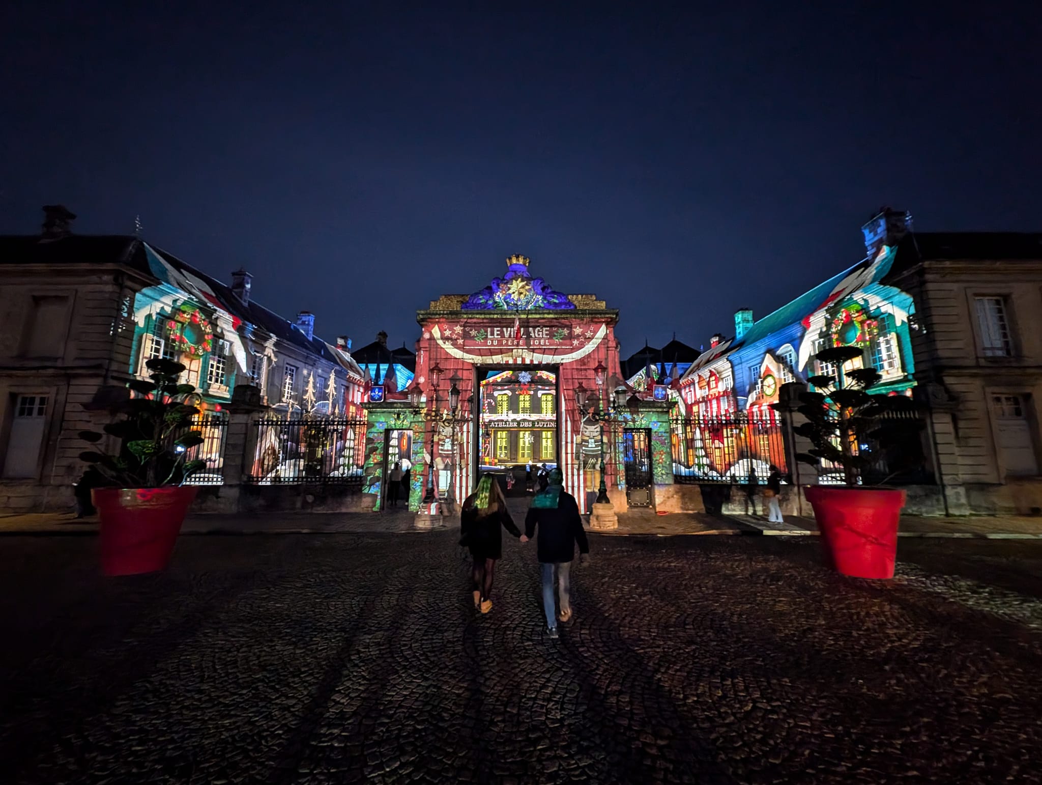 Façade de l'Hötel de Ville de Soissons parée du vidéo mapping de Noël réalisé par Ikoï Studio, de nuit